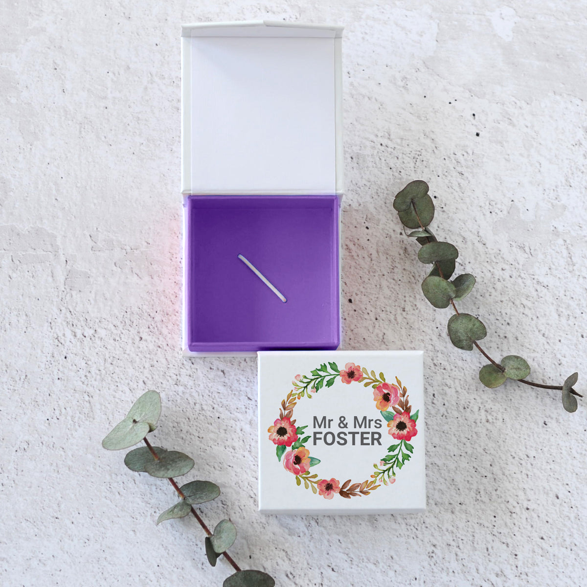 USB Box With a Colored Interior and Print