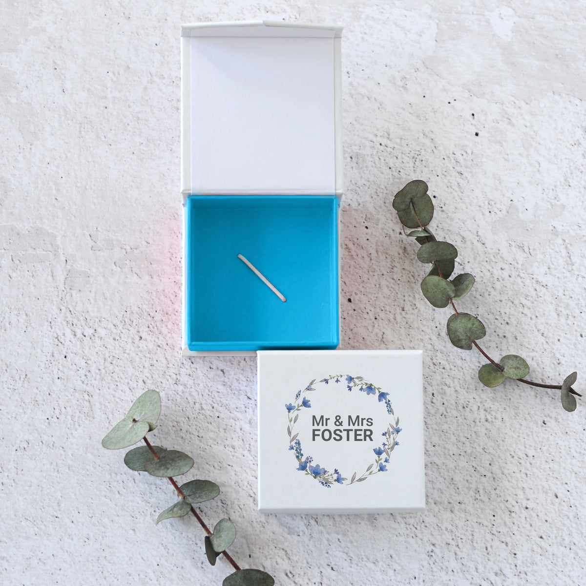USB Box With a Colored Interior and Print