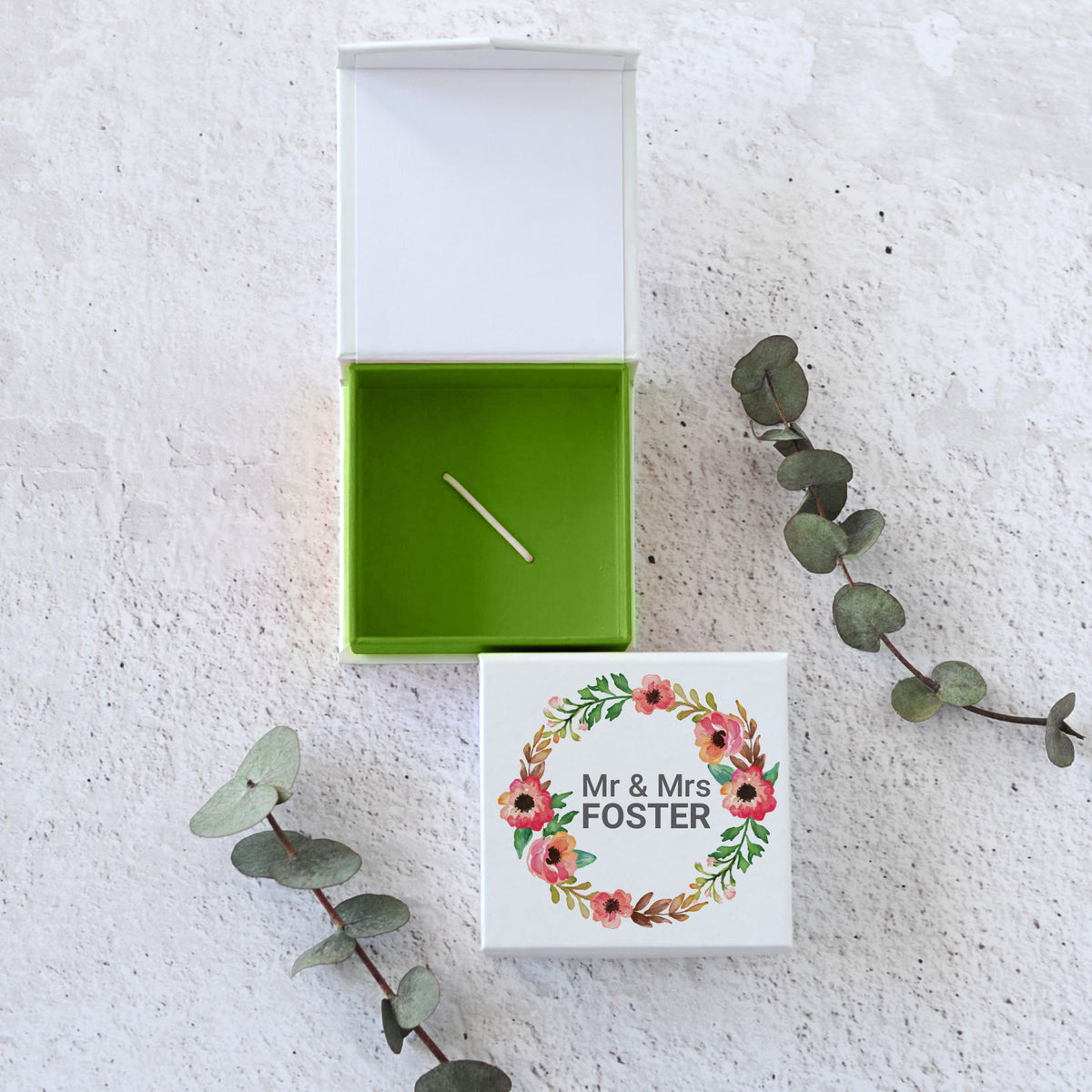 USB Box With a Colored Interior and Print