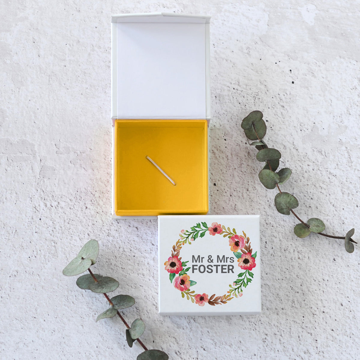 USB Box With a Colored Interior and Print