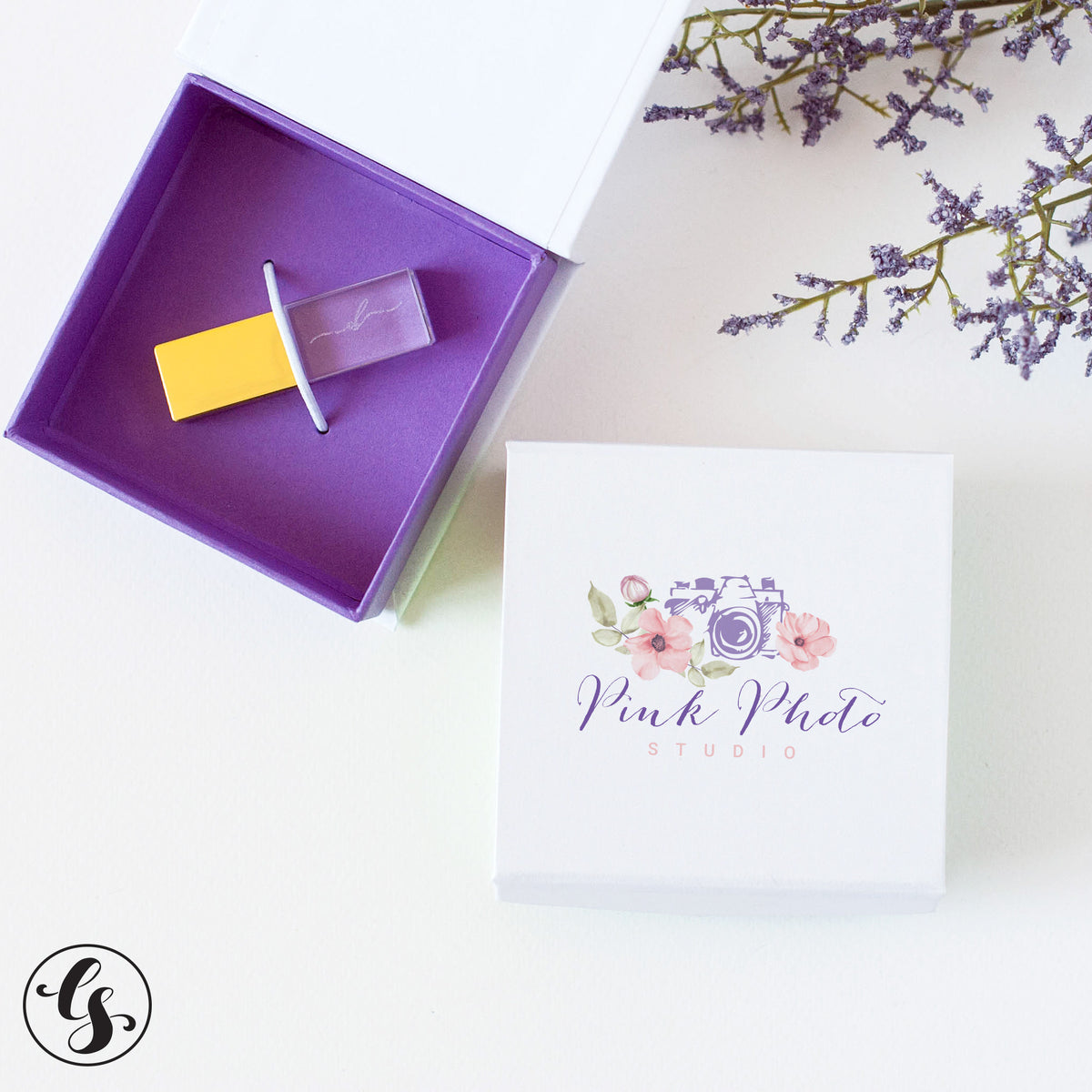 USB Box With a Colored Interior and Print