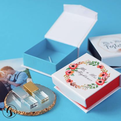 USB Box With a Colored Interior and Print